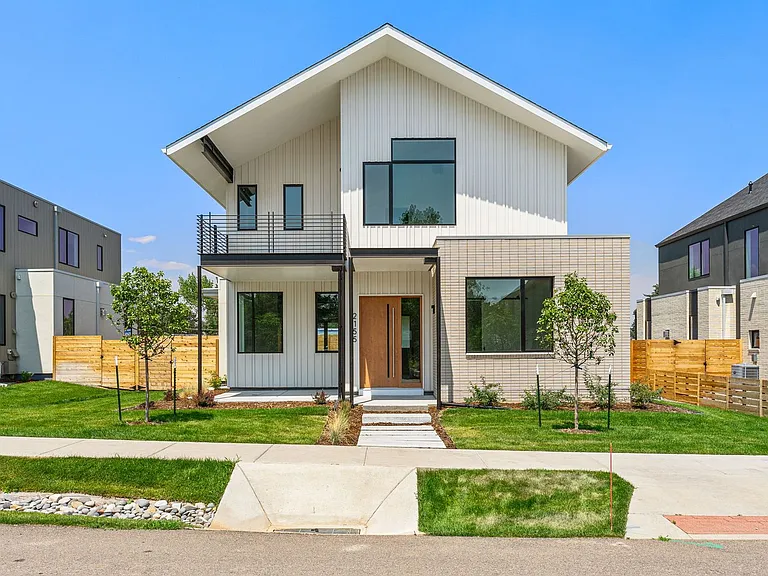 2155 Vine Ave — Photo 2