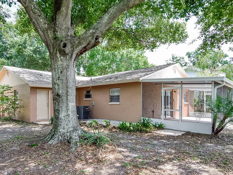 2451 Glenview Dr — Photo 16