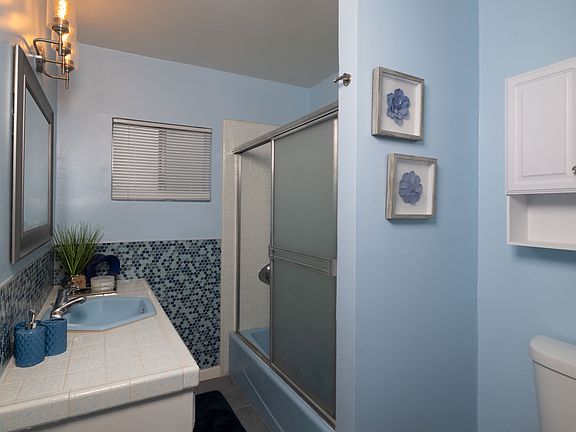 Private Master Bath w/Queen Size Bedroom