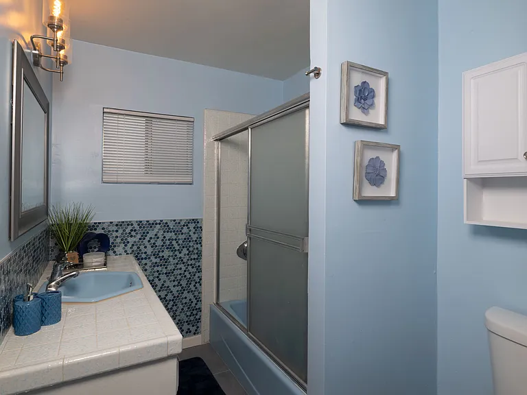 Private Master Bath w/Queen Size Bedroom