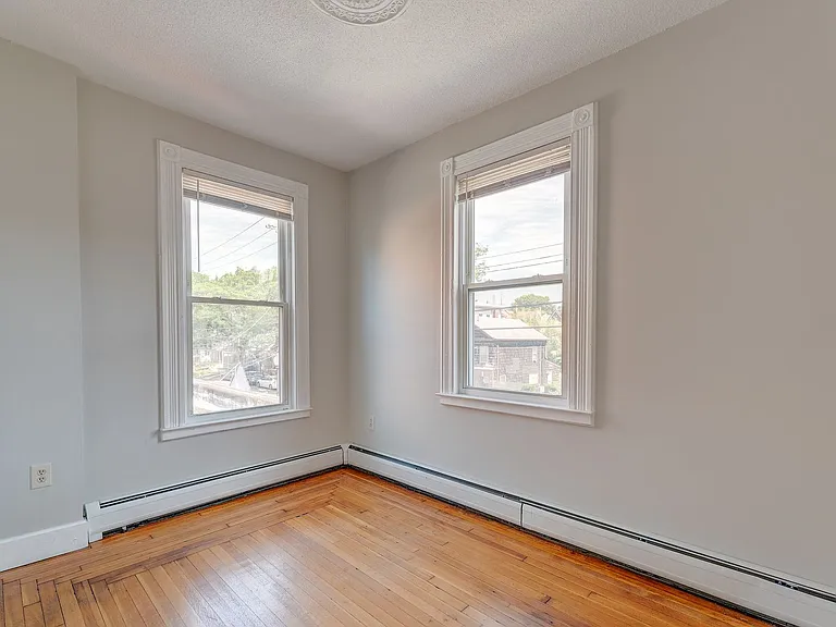 94 Howe St — Photo 8