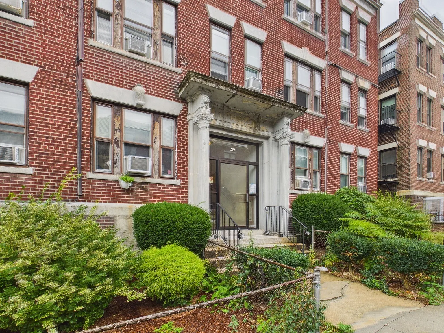 2 bed, 1.0 bath, 697 sqft, $2,450 — Photo 2