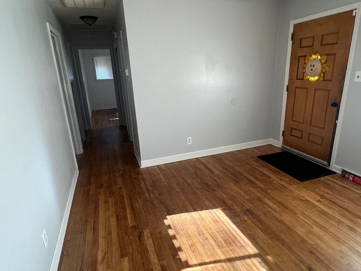 3 bed, 1.5 bath, 1185 sqft, $1,500 — Photo 1