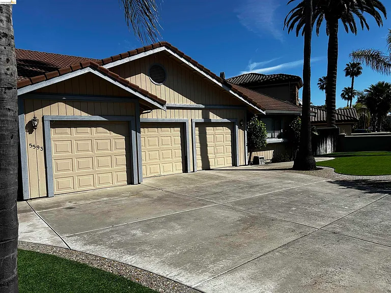 5593 Drakes Dr — Photo 3