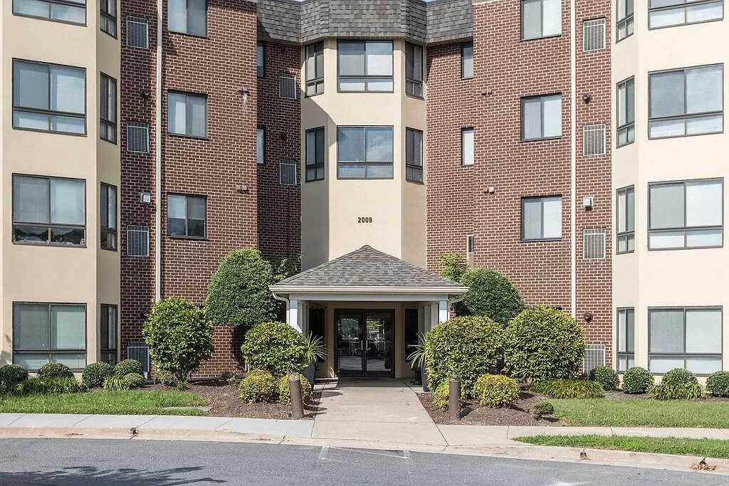 Village Lake Apartments — Photo 1