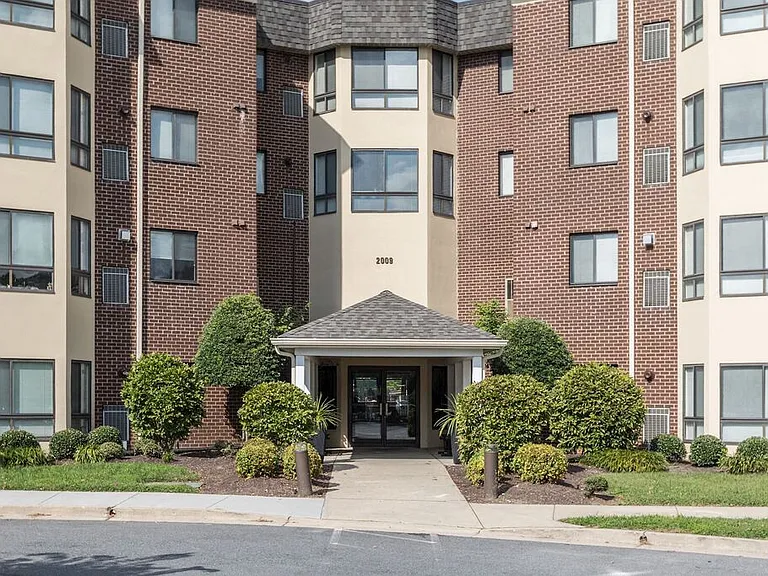 Village Lake Apartments — Photo 1