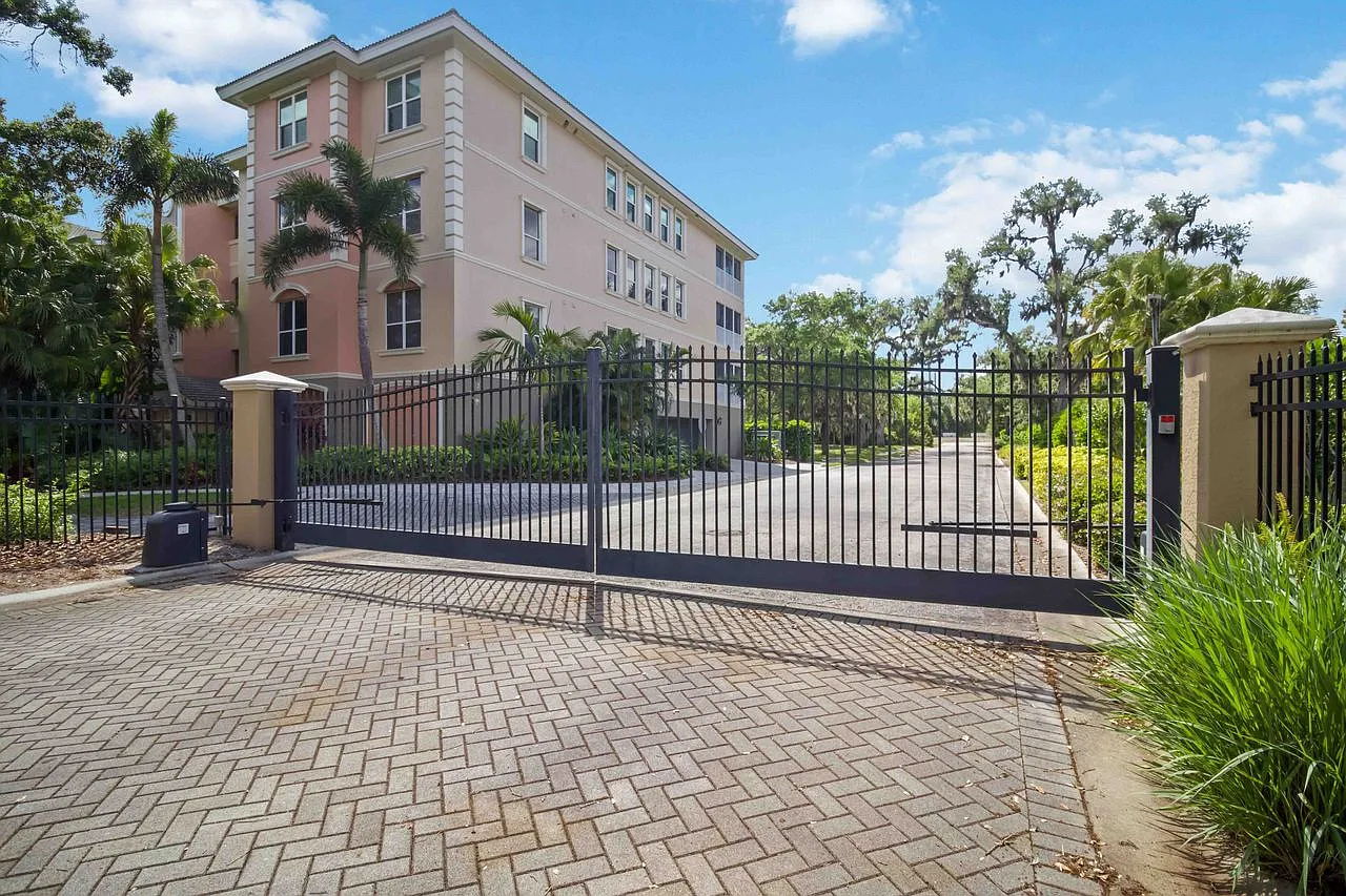 3 bed, 2000 sqft, $4,100 — Photo 2