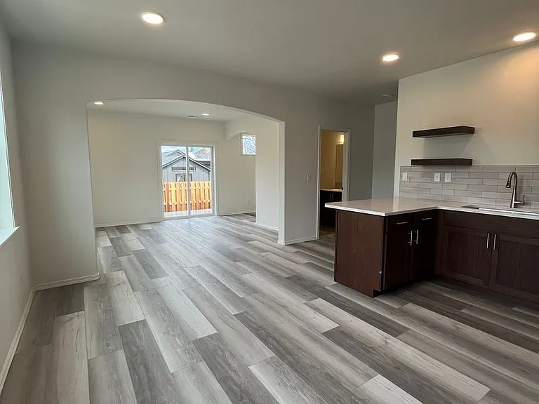 975 W 27th Ave — Photo 3