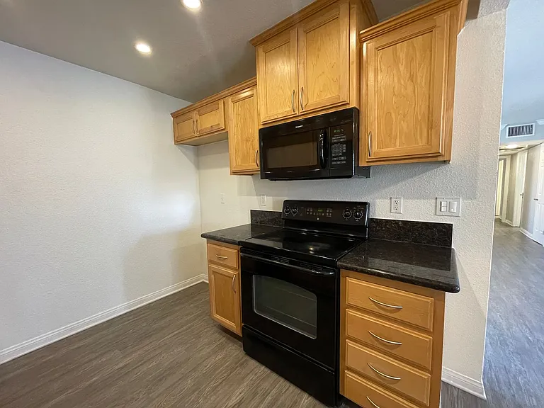Park Plaza Apartments — Photo 112
