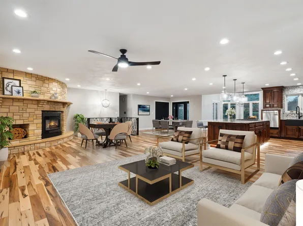 100 Hankins St, Delhi, IA 52223