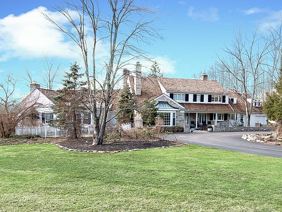 2nd image of 1220 Fox Hill Dr