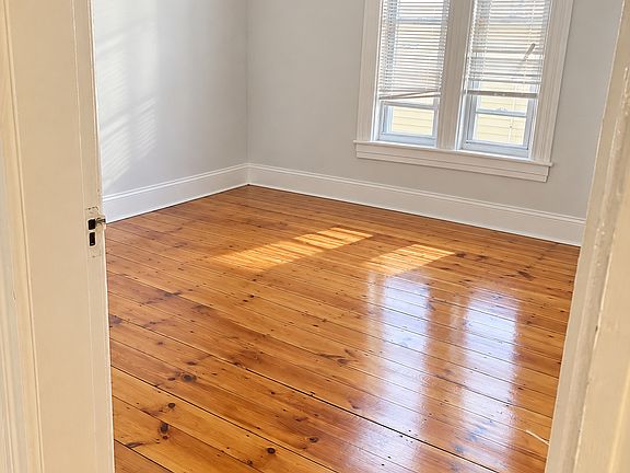 3rd image of 309 Dubuque St #2