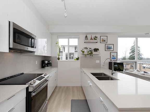 5th image of 11913 Burnett St #406