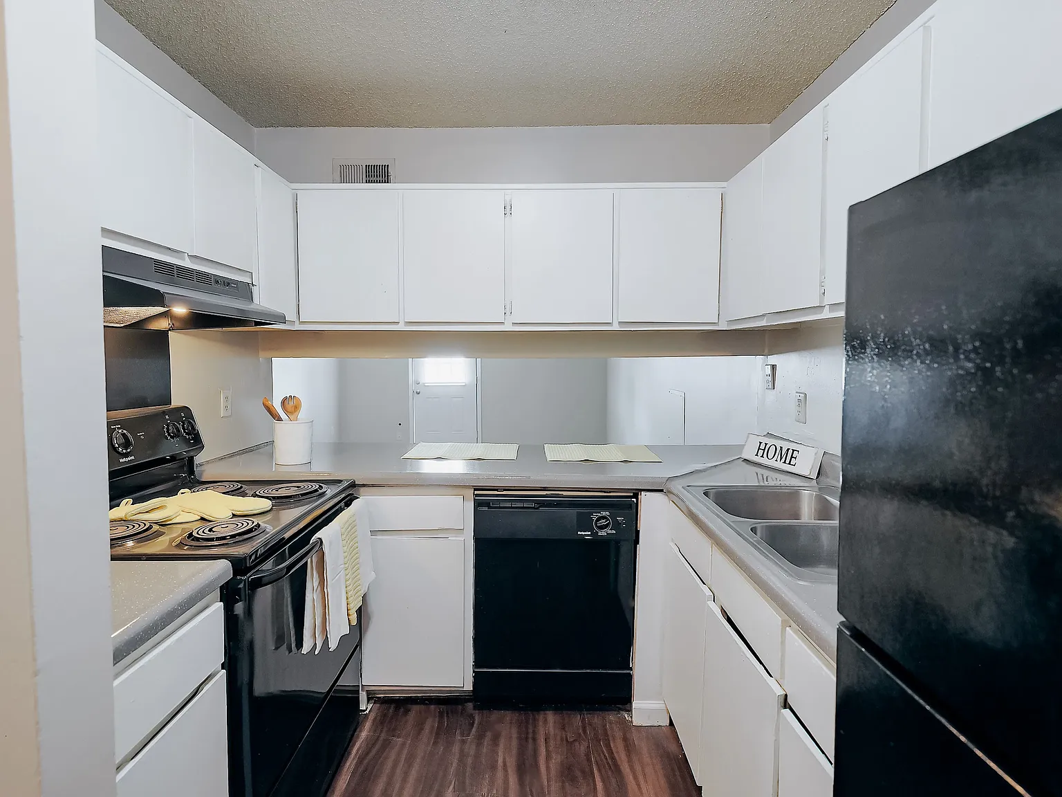 Emerald Park Apartments — Photo 3