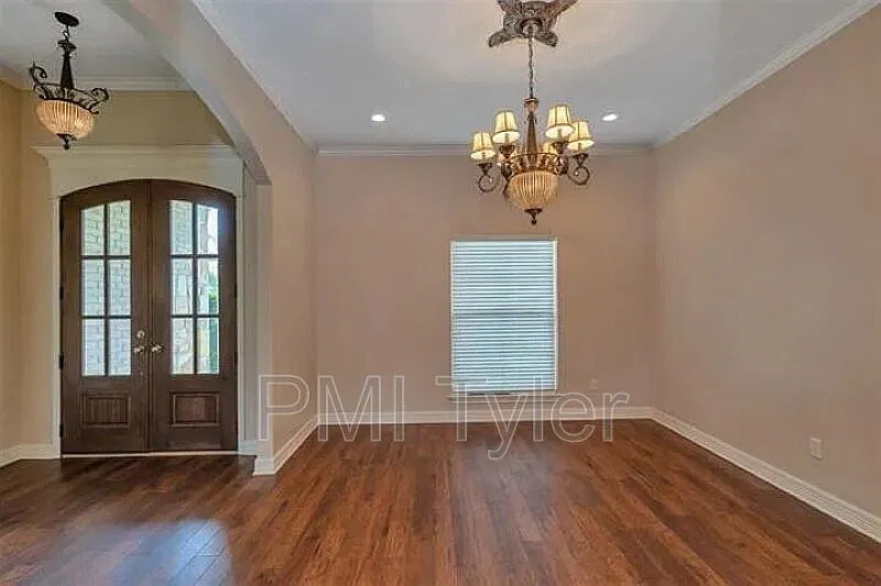 3 bed, 2.0 bath, 2504 sqft, $3,400 — Photo 4