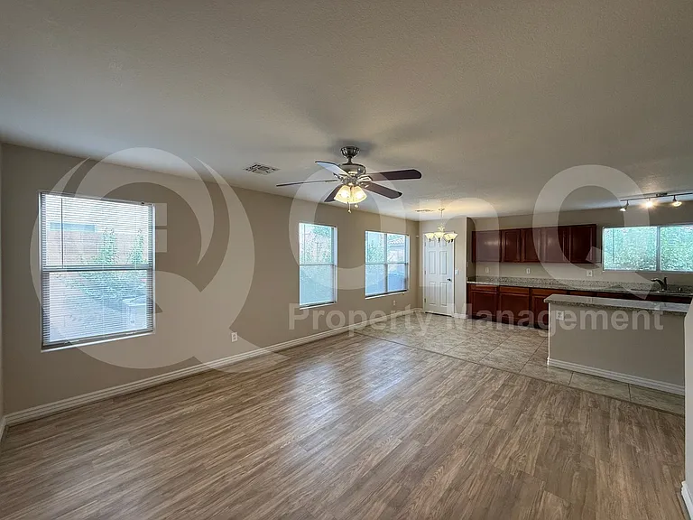 422 W Redwood Dr — Photo 6