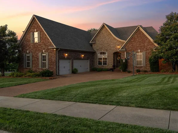 104 N Scarbrough Ct, Gallatin, TN 37066