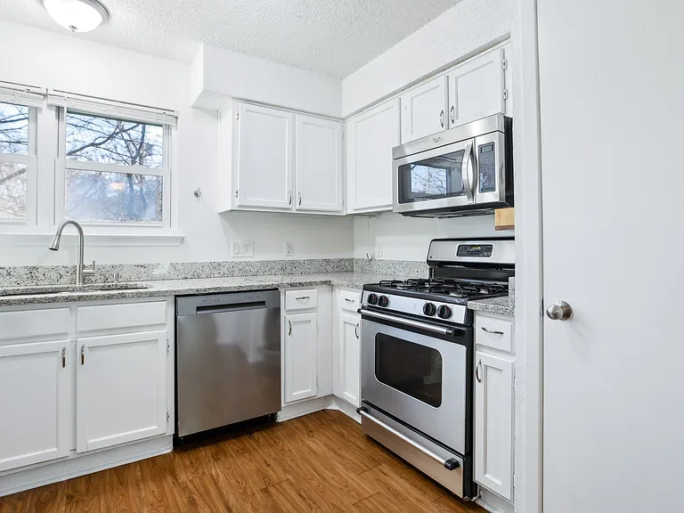 9729 Meadowheath Dr — Photo 11