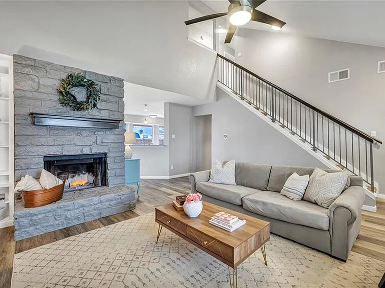 1808 Sylvia Ln — Photo 2