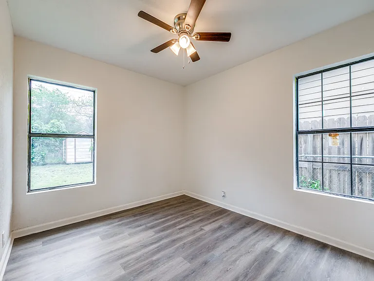 247 E Amber St — Photo 6