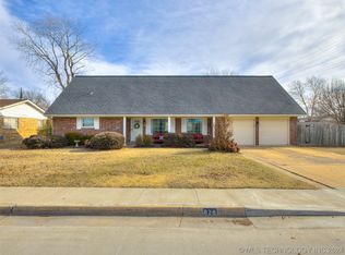 828 Sooner Park Dr, Bartlesville, OK 74006