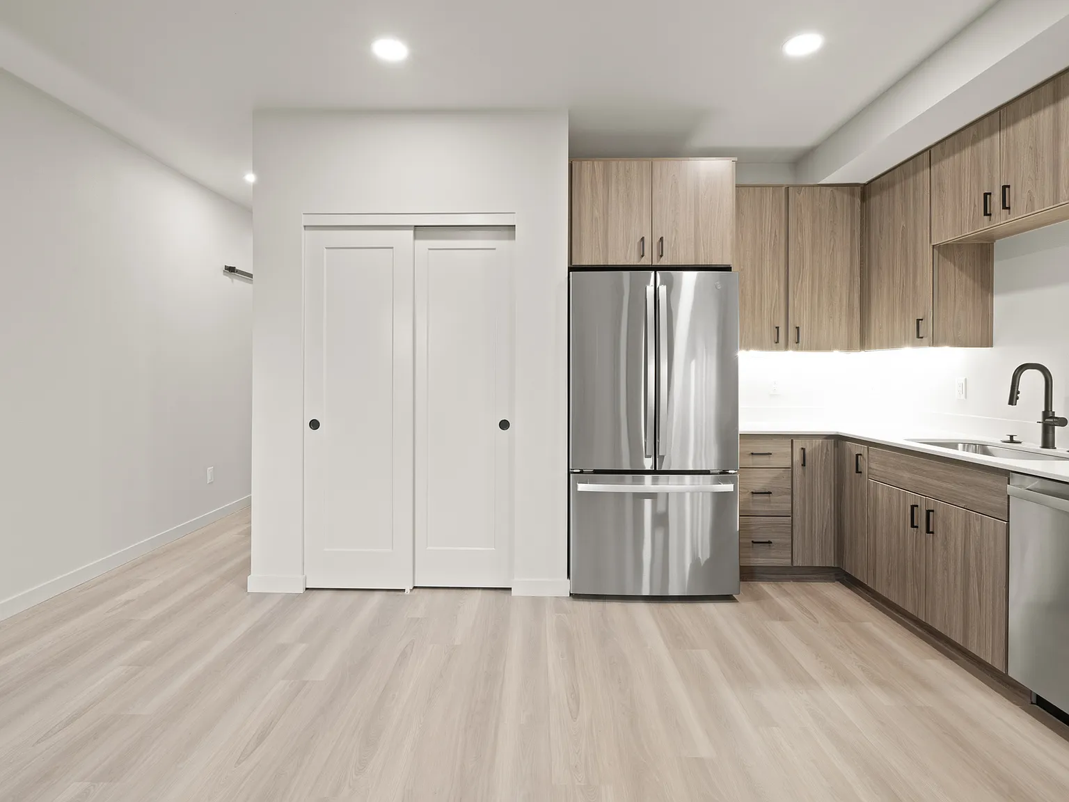 2 bed, 939 sqft, $2,050 — Photo 3
