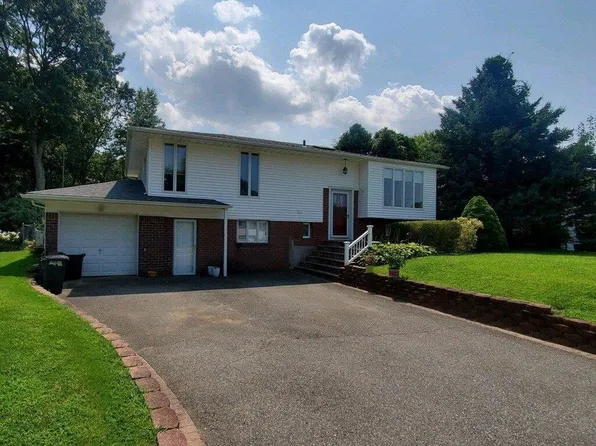 20 Mulberry Drive, Smithtown, NY 11787