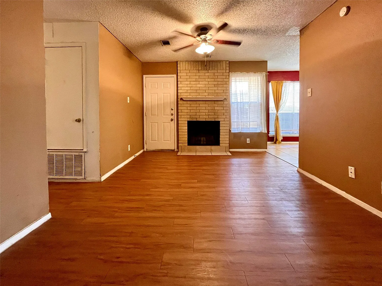 2 bed, 2.0 bath, 2159 sqft, $1,450 — Photo 2