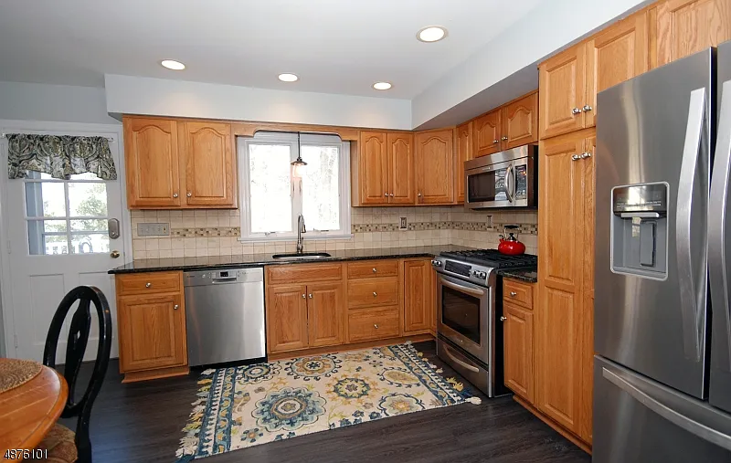 4 bed, 2.5 bath, 2463 sqft, $5,700 — Photo 4
