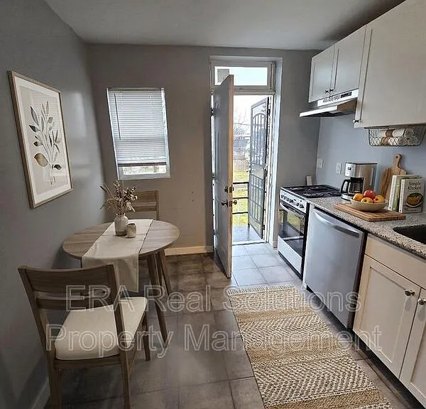 1094 Oakwood Ave — Photo 4