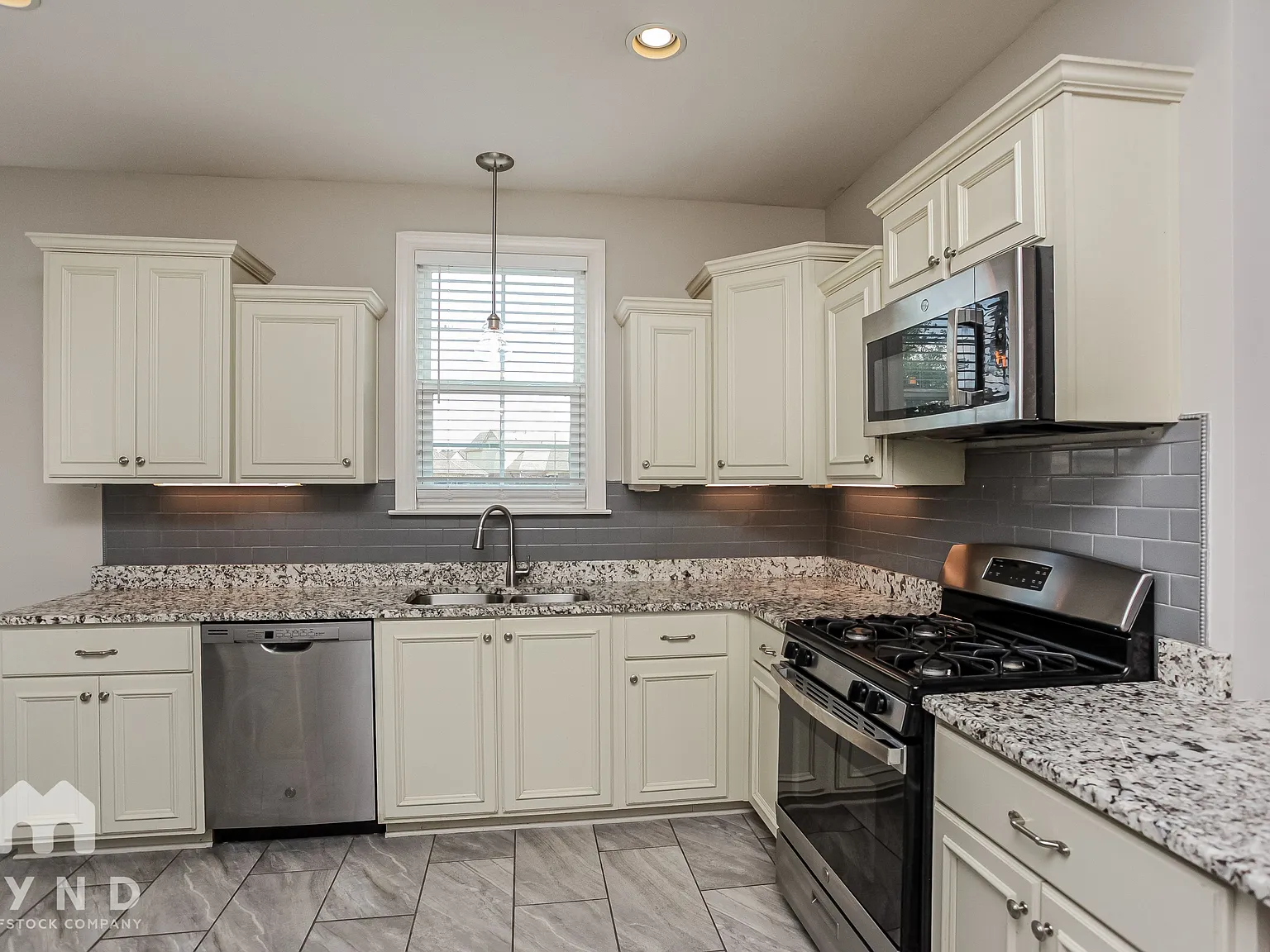 4 bed, 2.5 bath, 1900 sqft, $2,195 — Photo 3