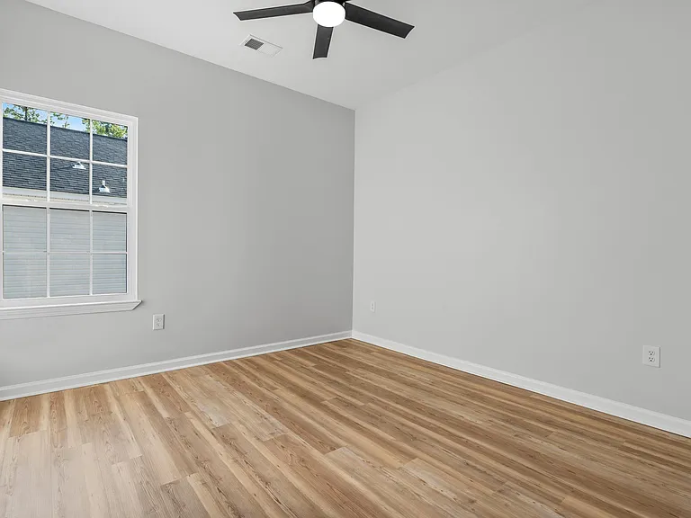 410 Lincolnshire Blvd — Photo 21