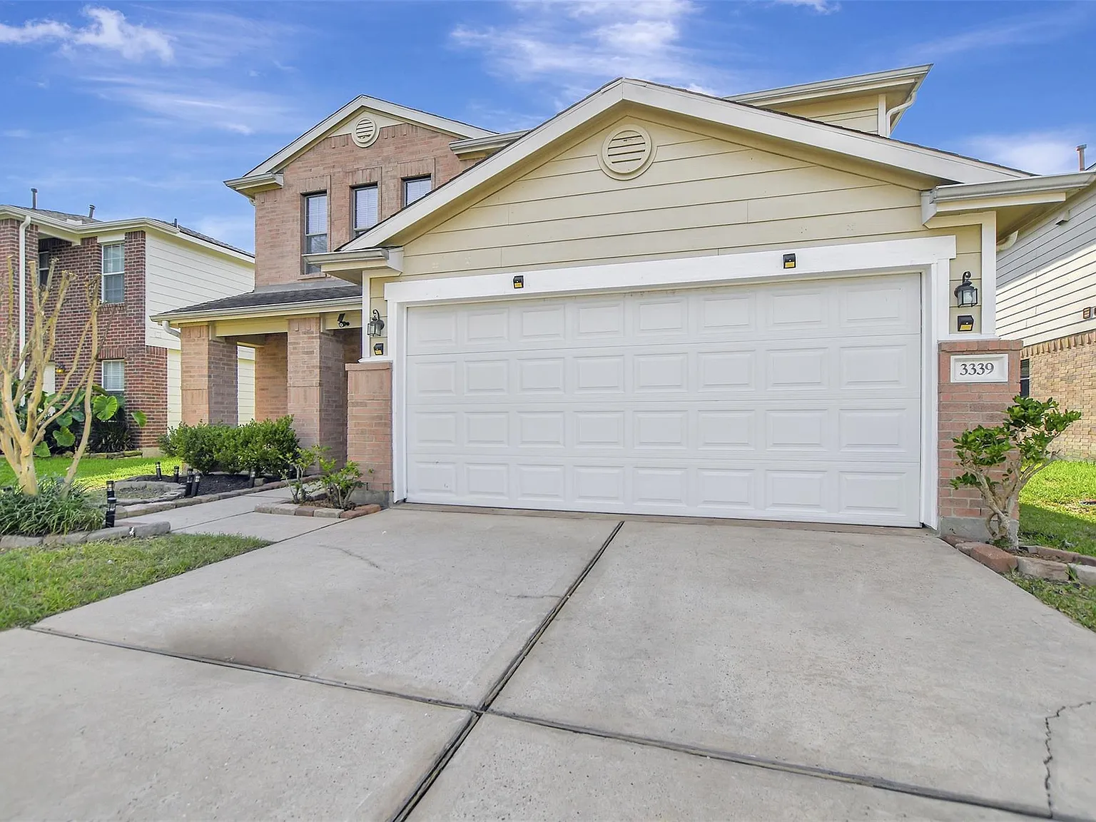 3 bed, 2.5 bath, 2132 sqft, $2,100 — Photo 2