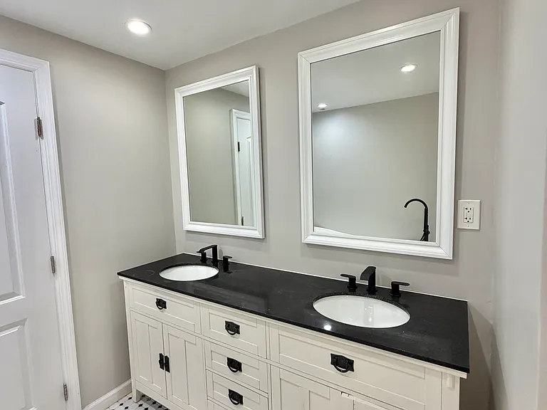 290 Woodbury Rd — Photo 11