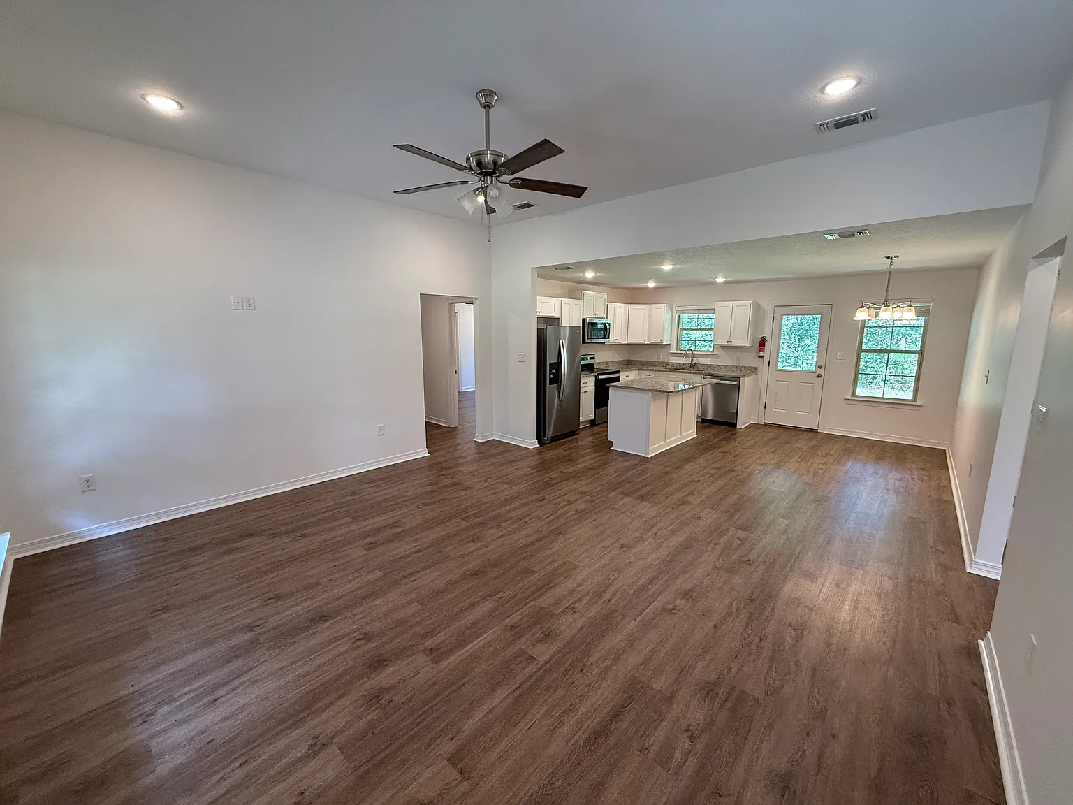 3 bed, 1449 sqft, $1,900 — Photo 2
