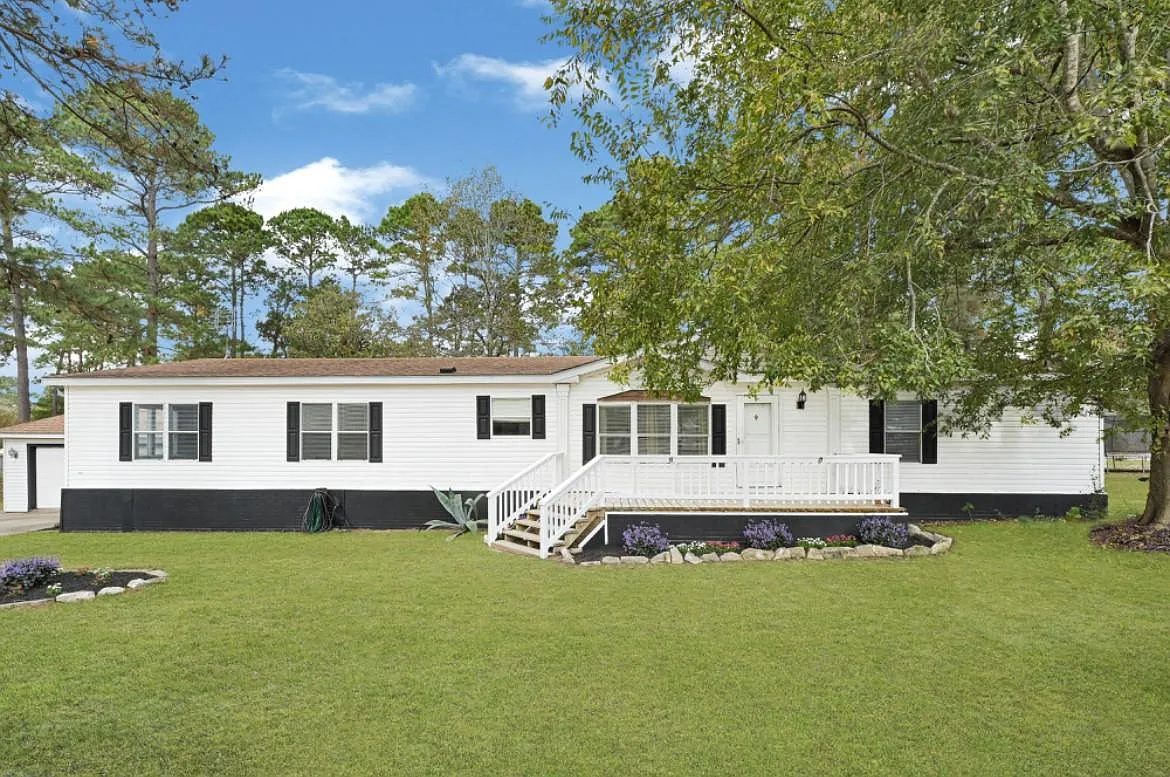 3 bed, 3.0 bath, 2077 sqft, $2,200 — Photo 3