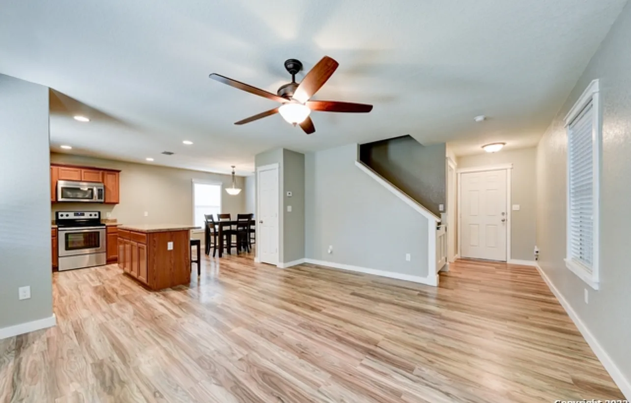 3 bed, 2.5 bath, 1600 sqft, $1,999 — Photo 3