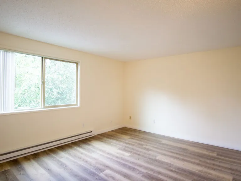 Free Rent Special: Spacious Top Flr 2bdr Flat, W/D Hk-Up, D/W, Tons Of Storage, Balcony! — Photo 14