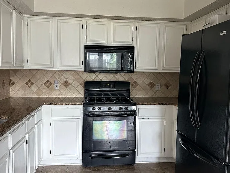 906 Roaring Canyon Rd — Photo 3