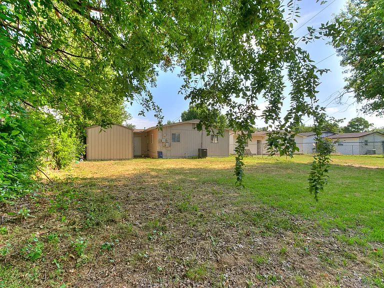 1612 Dakota St — Photo 43
