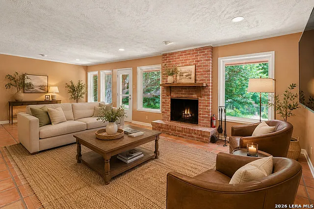 4 bed, 2.0 bath, 2935 sqft, $3,200 — Photo 2