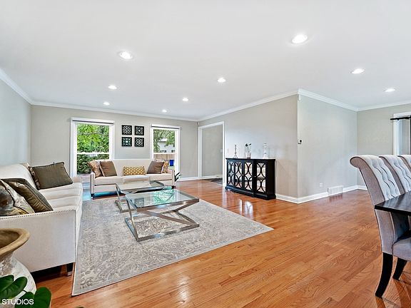 5th image of 15 Red Oak Ln