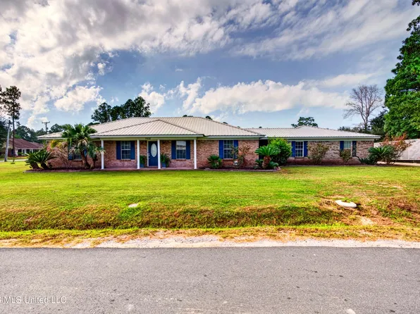 1102 Grove St, Waveland, MS 39576