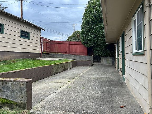 5th image of 1090 Fir Ave