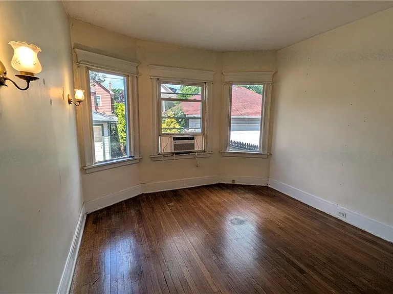 37 Manchester Pl #LOWER — Photo 12