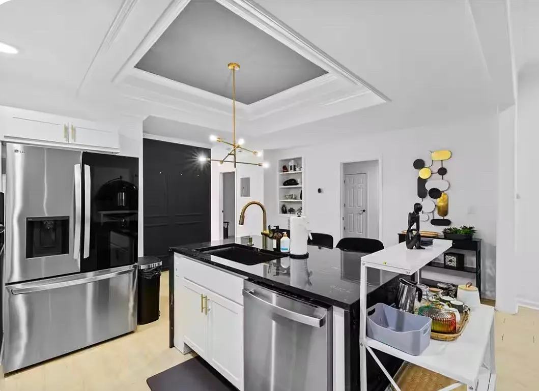 2408 Owen St — Photo 2