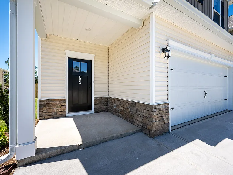 852 Tess St — Photo 2