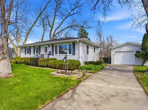 1920 Burch Ave NW, Cedar Rapids, IA 52405