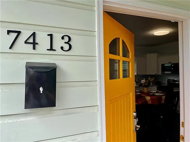 3 bed, 2.0 bath, 1190 sqft, $2,400 — Photo 3