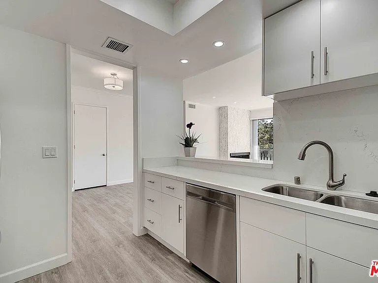 2324 S Beverly Glen Blvd #201 — Photo 26